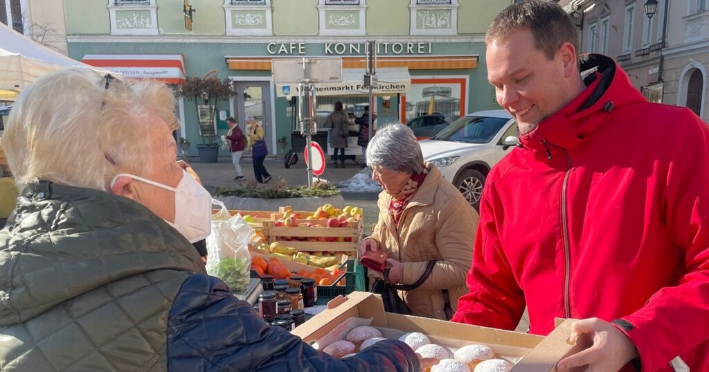 Faschingskrapfen-Verteilaktion am Feldkirchner Hauptplatz